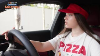 Delivered a pizza, got a creampie and a tip in the delivery girl's ass🍑