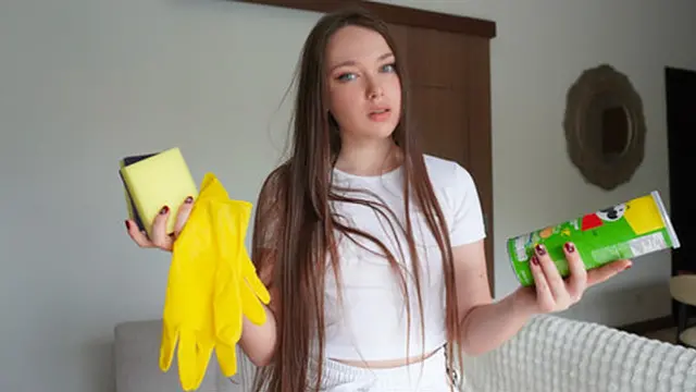 milf′s little helper makes a sweet treat &mdash;  got hands full of juicy goods