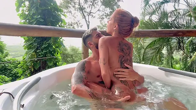 Romulo Pontes desfruta sexo selvagem na jacuzzi ao ar livre