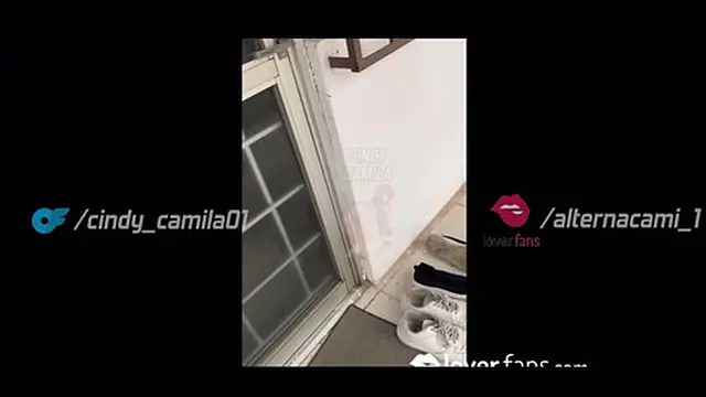 pequeña esposa caliente es follada por el culo por la gran polla de su amante frente a cornudo