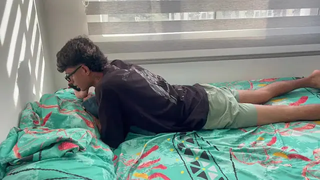 Le doy la mejor follada de mi vida a mi pequeña hermanastra mientras hablo por llamada con mi novia