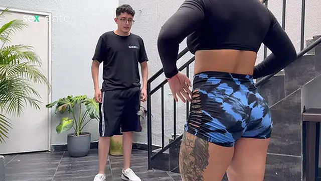 Nerd Boy convence a su vecina MILF de entrenar con el y se la folla al aire libre! Pipeboy y Karen