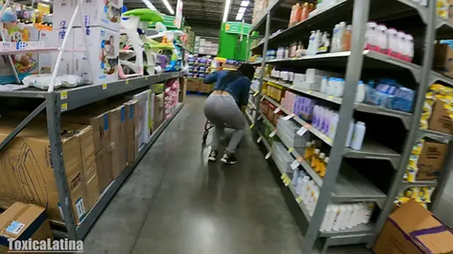 culona en supermercado en leggings transparentes bragas color rosa