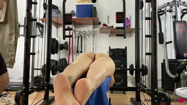 Caliente masaje digitación con follada en el banco del gimnasio corrida en mi boca