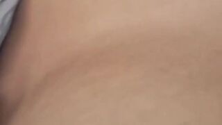 Masturbándome con el vibrador en la noche