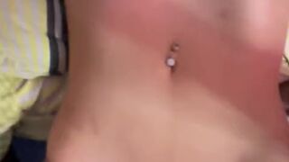 Le pongo en cuatro a la prima de mi novia por seducirme en fiesta familiar grita como puta