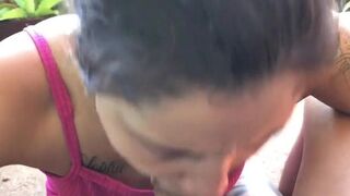 Garota de vestido seduz homem para receber leite no cuzinho