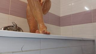 Une brune sexy et chaude prend un bain moussant  Femme amateur chatte poilue —  gros seins —  gros téton