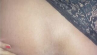 Verificando a capacidade anal da garota pequena