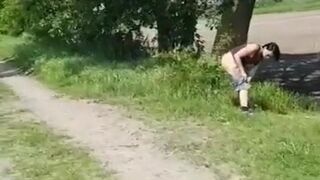 milf faì la pipi' in un parco