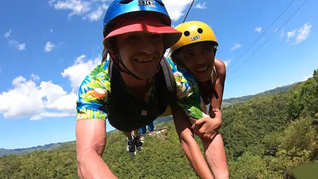 Asian girlfriend rides boyfriend′s thick cock🌭 while ziplining