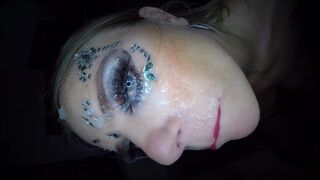 Lekker geil moedertje houd van grote pik in haar geile kont - Sperma sletje krijgt het in haar oog????????