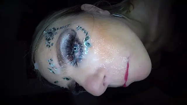 Lekker geil moedertje houd van grote pik in haar geile kont - Sperma sletje krijgt het in haar oog????????