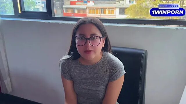 Follando a la mejor amiga de mi novia mientras ella no está, dejo su coño lleno de leche 