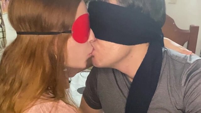 En clases de BESOS con mi HERMANASTRA candente ????