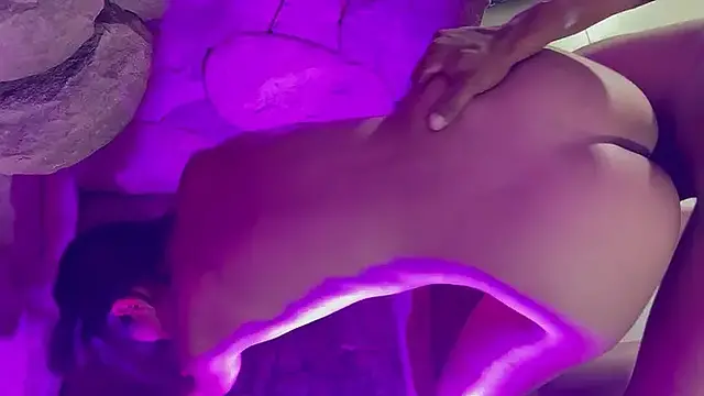 Follo mientras me enseña a pintar y correrme en su culo apretado