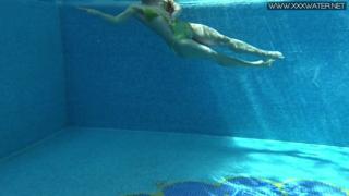 Sexy wife strips down to nothing fast by the pool