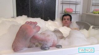 Blonde bimbo Xander gets his hairy ass🍑 ravaged by fingers then wanks off in bathwater.